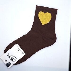 Brown ribbed ankle socks with yellow heart